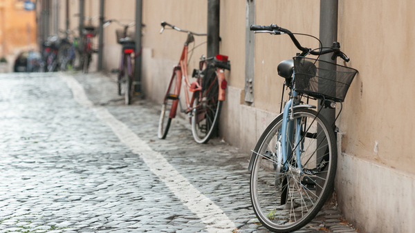 Bicicleta de paseo apoyada en una baranda con vista a la ciudad